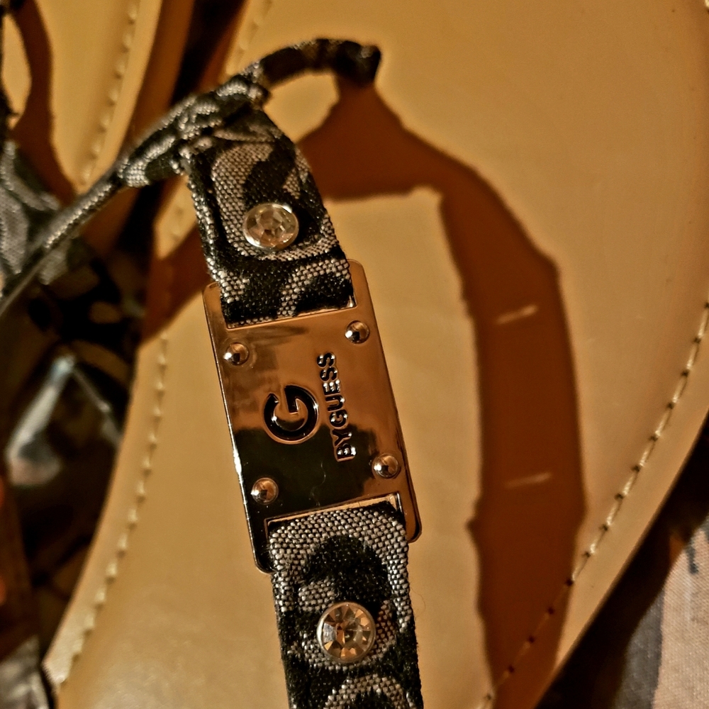 Guess flip flops size 9